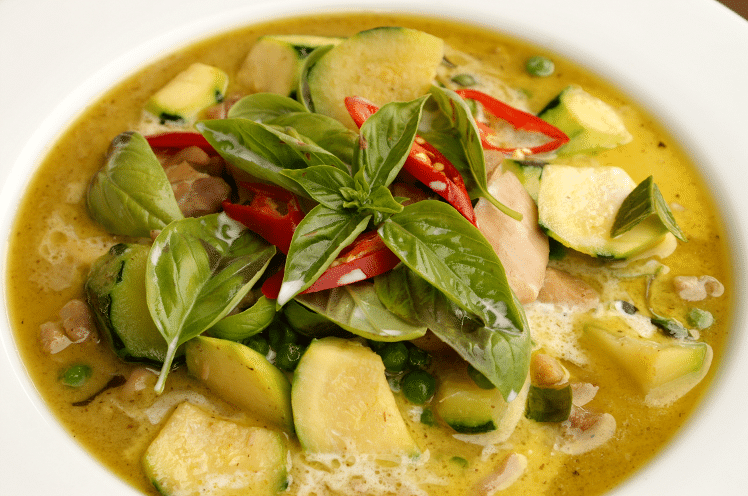 Recette de poulet thaï au curry vert et au lait de coco (Gaeng Kiew Wan Gai)