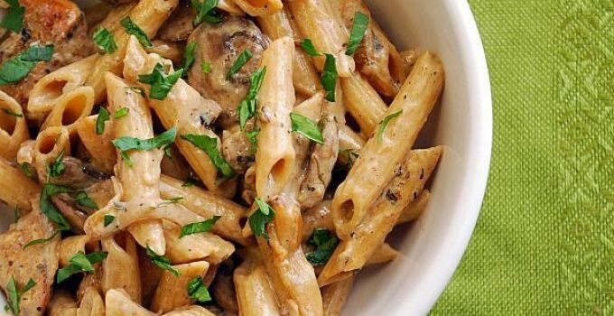 Poulet marsala aux champignons dans une sauce au vin marsala